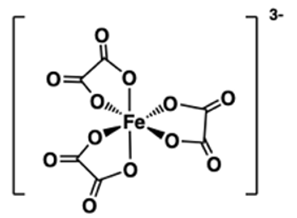 Ion phức Fe với ba phối tử oxalato hai càng, điện tích toàn phức 3−.