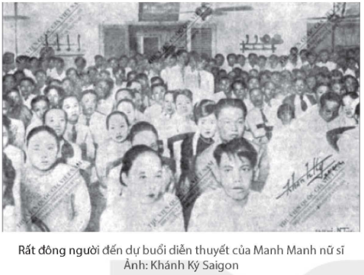 Ảnh đen trắng nhiều người dự diễn thuyết của Manh Manh nữ sĩ, giữ chú thích và ghi công Khánh Ký Saigon như bản SGK.